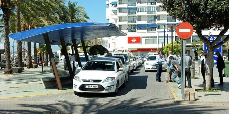 Sant Antoni mantiene las licencias estacionales y recuerda a los taxistas que deben usar uniforme