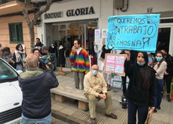 El médico Ángel Ruiz-Valdepeñas, con chaqueta de colores, en una protesta frente al Consell de Eivissa. Imagen de archivo.