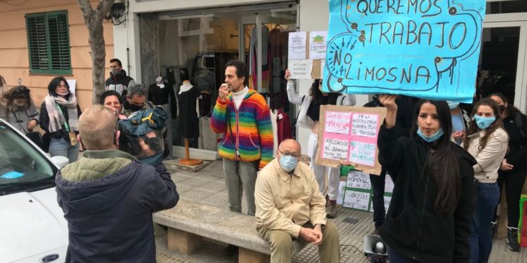 El médico Ángel Ruiz-Valdepeñas, con chaqueta de colores, en una protesta frente al Consell de Eivissa. Imagen de archivo.