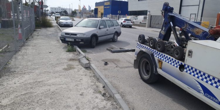 Vehículo retirado de la vía por la Policía Local de Ibiza