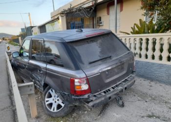 Todoterreno accidentado que ha aparecido sin matrículas y sin una persona responsable o conductor en el lugar de los hechos.