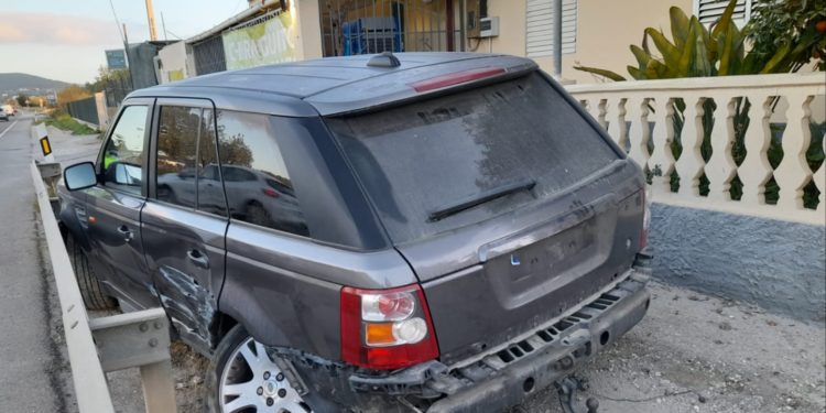 Todoterreno accidentado que ha aparecido sin matrículas y sin una persona responsable o conductor en el lugar de los hechos.