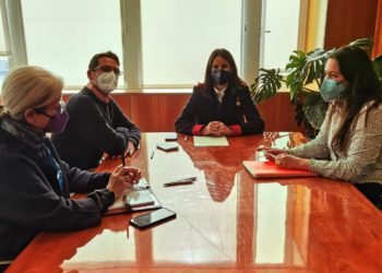 (De dreta a esquerra): Reunió entre la directora insular Irene Torres, la consellera Maria Fajarnés, el president de la Cambra de Comerç d'Eivissa, Carlos Marí-Mayans, i la seva secretària general, Dolors Tur. Consell Insular.