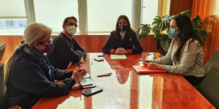 (De dreta a esquerra): Reunió entre la directora insular Irene Torres, la consellera Maria Fajarnés, el president de la Cambra de Comerç d'Eivissa, Carlos Marí-Mayans, i la seva secretària general, Dolors Tur. Consell Insular.