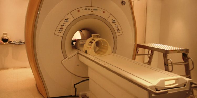 Equipo de resonancia magnética. Imagen de archivo.