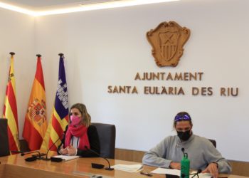 La concejala de Medio Ambiente, Mónica Madrid, y el técnico del departamento, Javier Gómez, este miércoles durante la presentación de la nueva contrata. Ay. S.E.