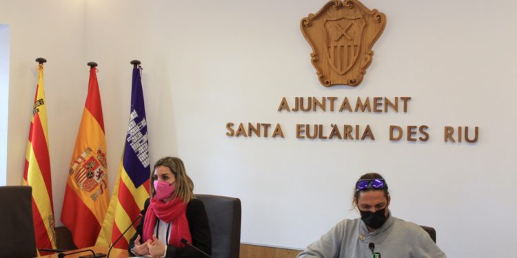 La concejala de Medio Ambiente, Mónica Madrid, y el técnico del departamento, Javier Gómez, este miércoles durante la presentación de la nueva contrata. Ay. S.E.