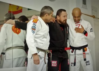 Joan 'Cucons', en el centro, tras recibir el cinturón negro.