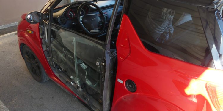 Así quedó el vehículo de la víctima.