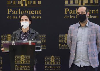 Antònia Martín y Alejandro López en la rueda de prensa. Unidas Podemos
