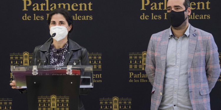 Antònia Martín y Alejandro López en la rueda de prensa. Unidas Podemos