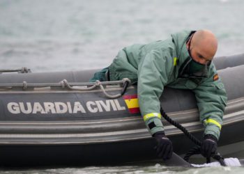 Miembros de los GEAS recuperando fardos de hachís en el norte de Ibiza.