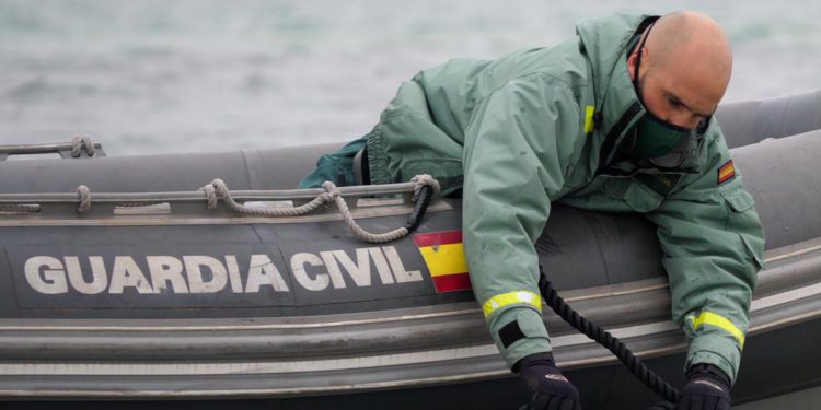 Miembros de los GEAS recuperando fardos de hachís en el norte de Ibiza.