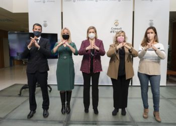 Presentación de la Ibiza Inclusion Week en el Consell con el gesto que simboliza precisamente la inclusión