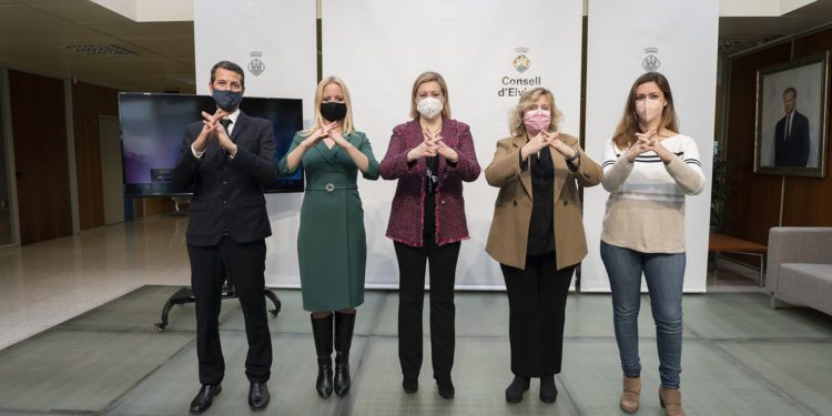 Presentación de la Ibiza Inclusion Week en el Consell con el gesto que simboliza precisamente la inclusión