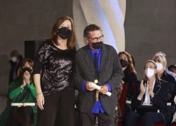 L’arquitecte eivissenc Elías Torres ha rebut la Medalla d’Or de mans de la presidenta Armengol.