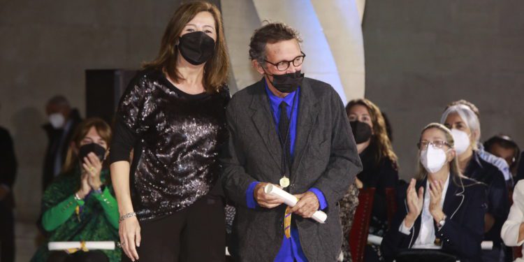 L’arquitecte eivissenc Elías Torres ha rebut la Medalla d’Or de mans de la presidenta Armengol.