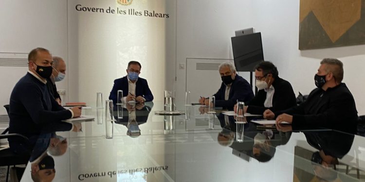 Un momento de la reunión entre el Govern y representantes baleares del transporte de mercancías.
