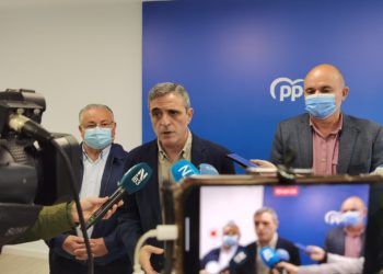 Antoni Marí, José Vicente Marí y Vicent Marí, esta mañana en la sede del Partido Popular. Imagen cedida por el PP de Ibiza.