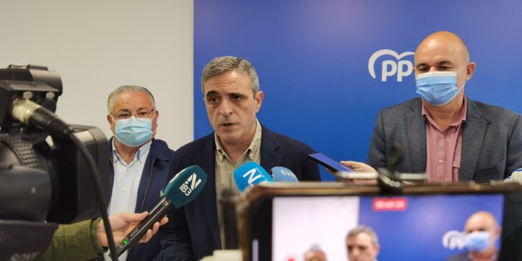 Antoni Marí, José Vicente Marí y Vicent Marí, esta mañana en la sede del Partido Popular. Imagen cedida por el PP de Ibiza.