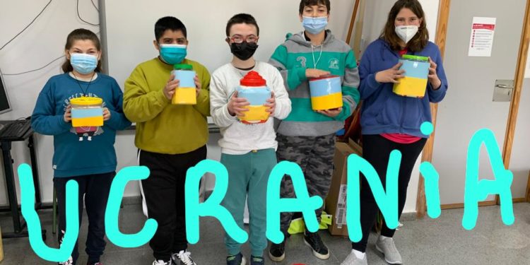 Alumnos con el dinero recaudado. Imagen cedida por el IES Sa Colomina.