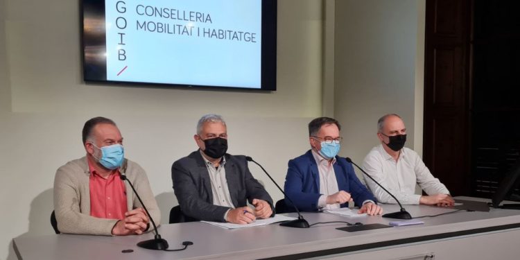 Imatge de la roda de premsa posterior a la reunió d'aquest dimecres entre el conseller de Mobilitat i el sector de transports. CAIB.