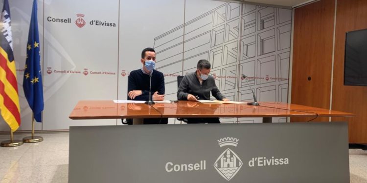 El conseller de Transportes, Javier Torres, y el director general del área, Roberto Algaba, en una imagen de archivo. Foto: Toni Escandell.