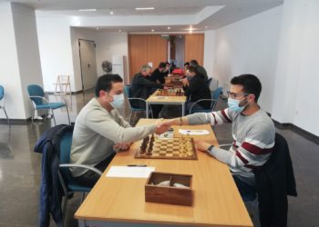 Rubén Valhondo, primer tablero del Puig d’en Valls A, saludando a José Martínez, primer tablero del CECA Ciutadella.]