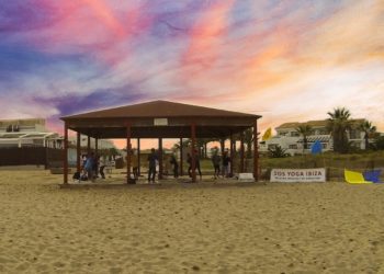 Sesión solidaria de yoga para recaudar fondos para los refugiados ucranianos. Imagen cedida por Ibiza Conciencia.