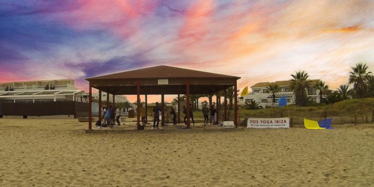 Sesión solidaria de yoga para recaudar fondos para los refugiados ucranianos. Imagen cedida por Ibiza Conciencia.