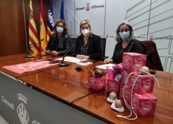 La consellera de Bienestar Social, Carolina Escandell, la coordinadora de la Oficina de la Mujer, Tonyi Ferrer, y la directora del Centro de Prevención y Conductas Adictivas (Cepca), Belén Alvite, en rueda de prensa. CIE.