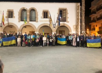 Concentración de la semana pasada en Santa Eulària de ucranianos contra la guerra. Imagen difundida por el presidente del Consell, Vicent Marí, que asistió al acto.