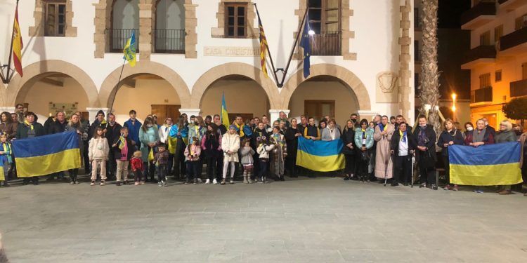 Concentración de la semana pasada en Santa Eulària de ucranianos contra la guerra. Imagen difundida por el presidente del Consell, Vicent Marí, que asistió al acto.