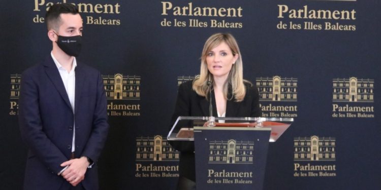 Imagen de Patricia Guasp y Javier Torres, de Ciudadanos, en rueda de prensa. Cs.