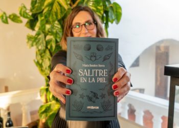 La escritora con un ejemplar de su novela. Imagen cedida por Imam Comunicación.