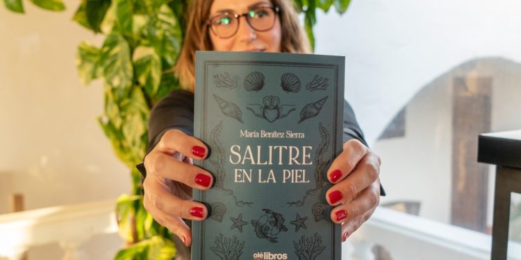 La escritora con un ejemplar de su novela. Imagen cedida por Imam Comunicación.