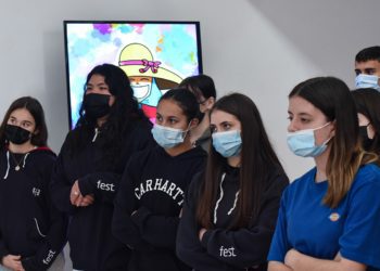 Imagen de archivo de una excursión de alumnos de Ibiza con mascarilla en una sala interior. Cedida por Ibiza Token.