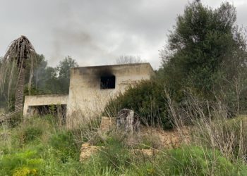 Imagen de la casa incendiada en Roca Llisa. Parque Insular de Bomberos.