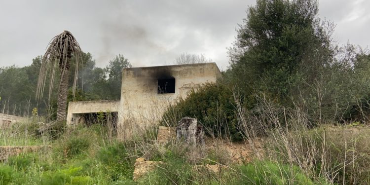 Imagen de la casa incendiada en Roca Llisa. Parque Insular de Bomberos.