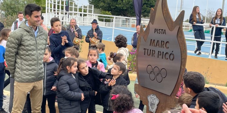 Marc Tur a la izquierda. Imagen del acto cedida por el Ayuntamiento de Santa Eulària.