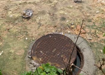 Una alcantarilla abierta en Caló de s'Oli tras las lluvias del fin de semana. Imagen cedida a Noudiari.