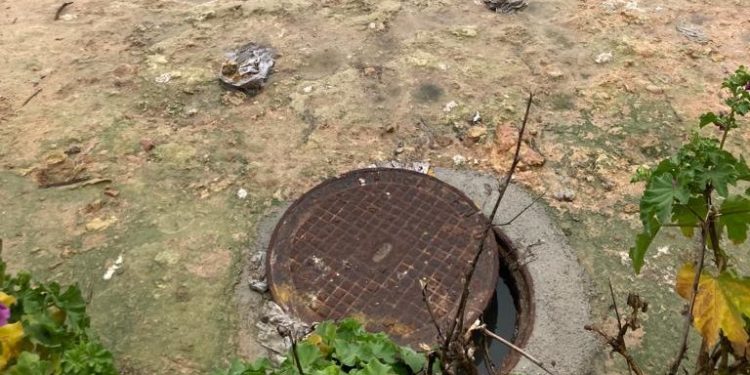 Una alcantarilla abierta en Caló de s'Oli tras las lluvias del fin de semana. Imagen cedida a Noudiari.