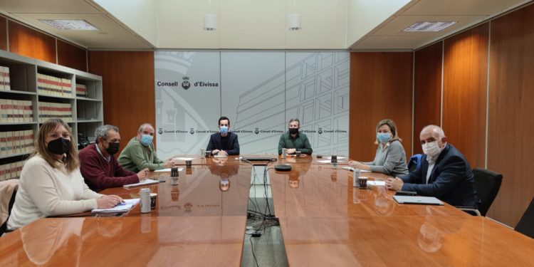 Imatge de la reunió entre el Consell i tots els regidors de mobilitat. Consell d'Eivissa.