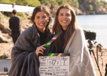 Bárbara Hermosilla y Ana Vide sostienen una claqueta durante el rodaje. Foto Cintia Sarría