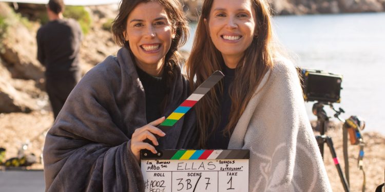 Bárbara Hermosilla y Ana Vide sostienen una claqueta durante el rodaje. Foto Cintia Sarría