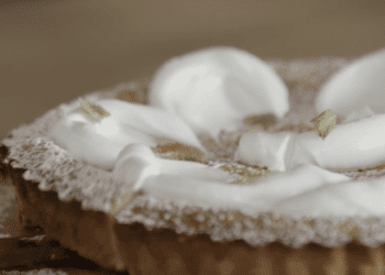 Flaó coronado con una capa de merengue, propuesta de 'Menudos Torres'. RTVE