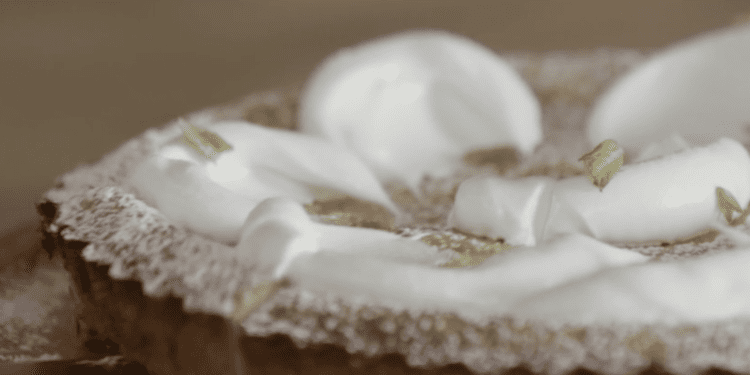 Flaó coronado con una capa de merengue, propuesta de 'Menudos Torres'. RTVE