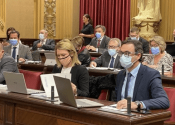 Imagen de archivo de la bancada popular en el Parlament, con el ibicenco Toni Costa a la derecha y el president del Consell de Eivissa a la izquierda.