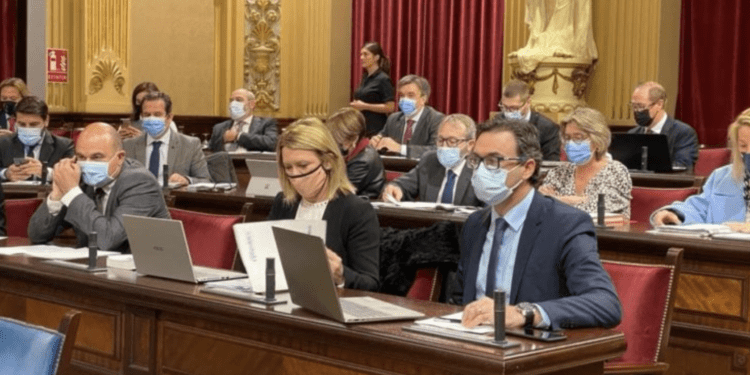 Imagen de archivo de la bancada popular en el Parlament, con el ibicenco Toni Costa a la derecha y el president del Consell de Eivissa a la izquierda.