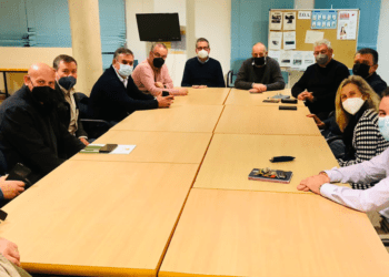 Una imagen de la reunión para organizar la Semana Santa de Santa Eulària con la presencia de las cofradías y de la alcaldesa.